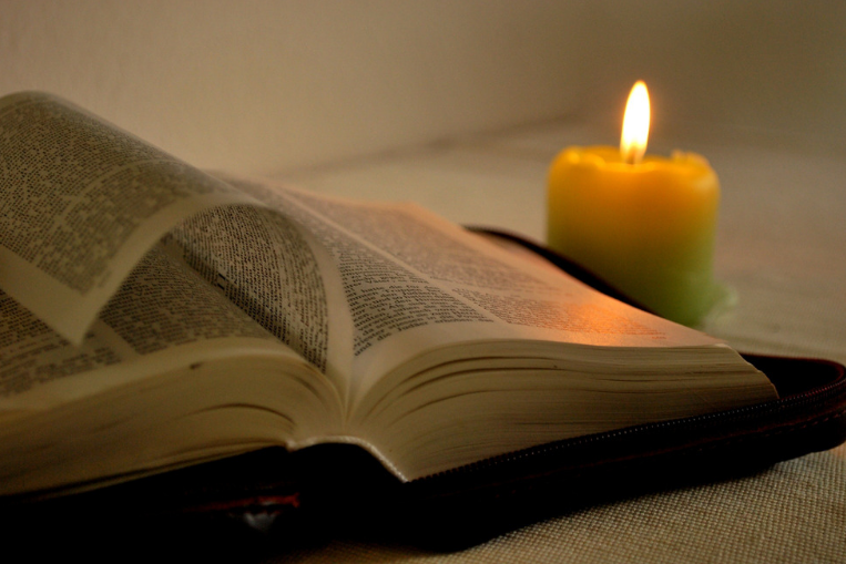 Bibbia-e-candela