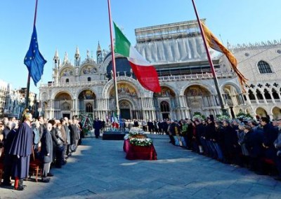 Una panoramica su piazza San Marco, durante la solenne ceromonia funebre di Valeria Solesin, la giovane veneziana uccisa nell'attentato al Bataclan di Parigi, verso piazza San Marco, per la cerimonia funebre Venezia, 24 novembre 2015.
ANSA/CIRO FUSCO