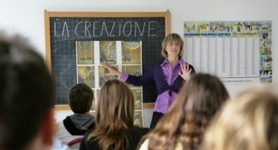UNA INSEGNANTE DI RELIGIONE CATTOLICA (IRC) DURANTE LA ORA DI RELIGIONE IN UNA SCUOLA PUBBLICA