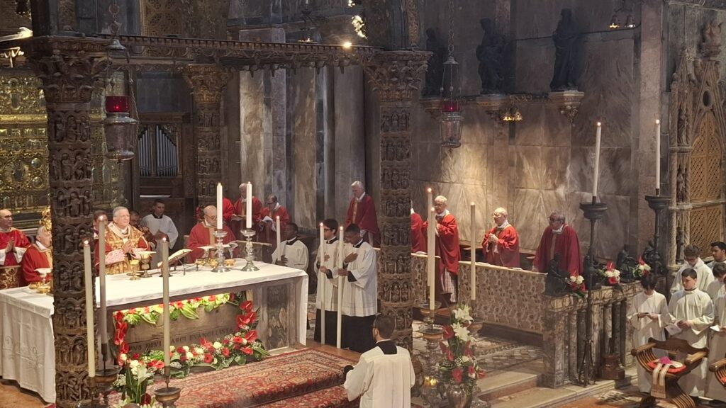 «Mettere Gesù al centro», l’omelia del Patriarca per la festa dell’Evangelista