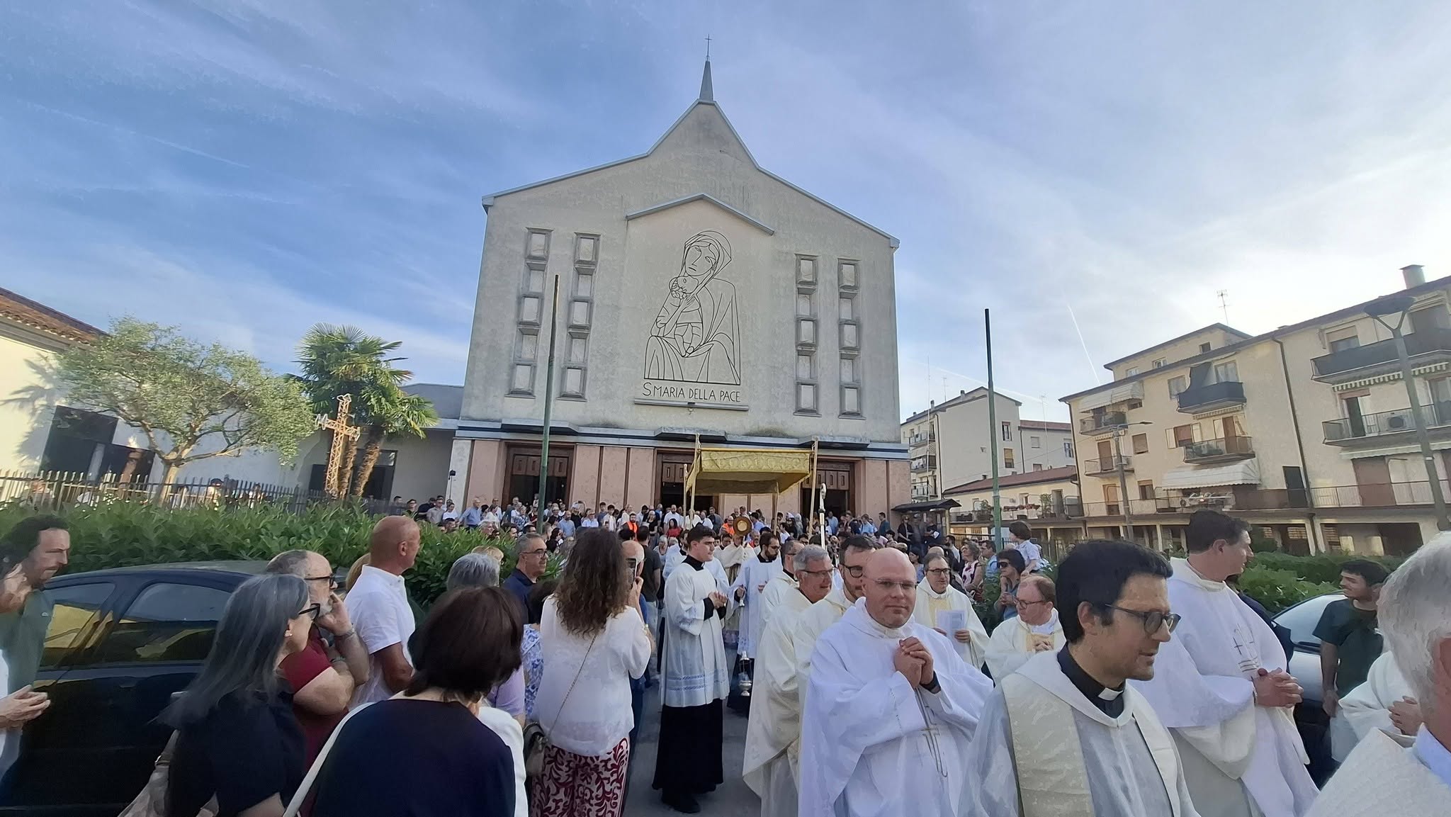 Il Patriarca: “Nella Chiesa tutto nasce da Gesù Eucaristia che è il centro. Che l’Eucaristia diventi il nostro stile di vita rendendo ogni parrocchia un tabernacolo vivente nel cuore della città”